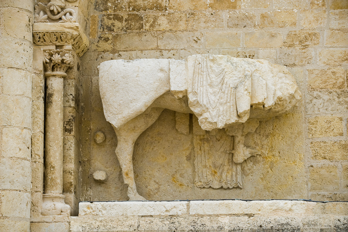 Airvault, église Saint-Pierre avec ses chapitaux scuptés et de beaux modillons .