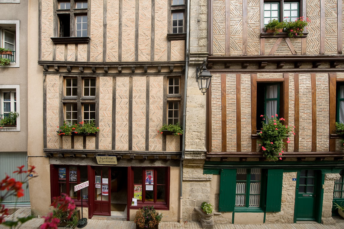 Saint-Loup sur Thouet. Maisons à colombages Grande rue Théophane Vénard.