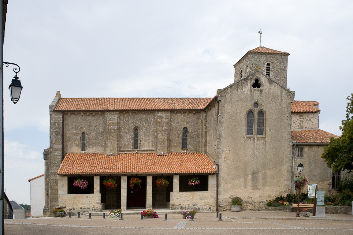 Gourgé, l'église fortifiée et son préau.
