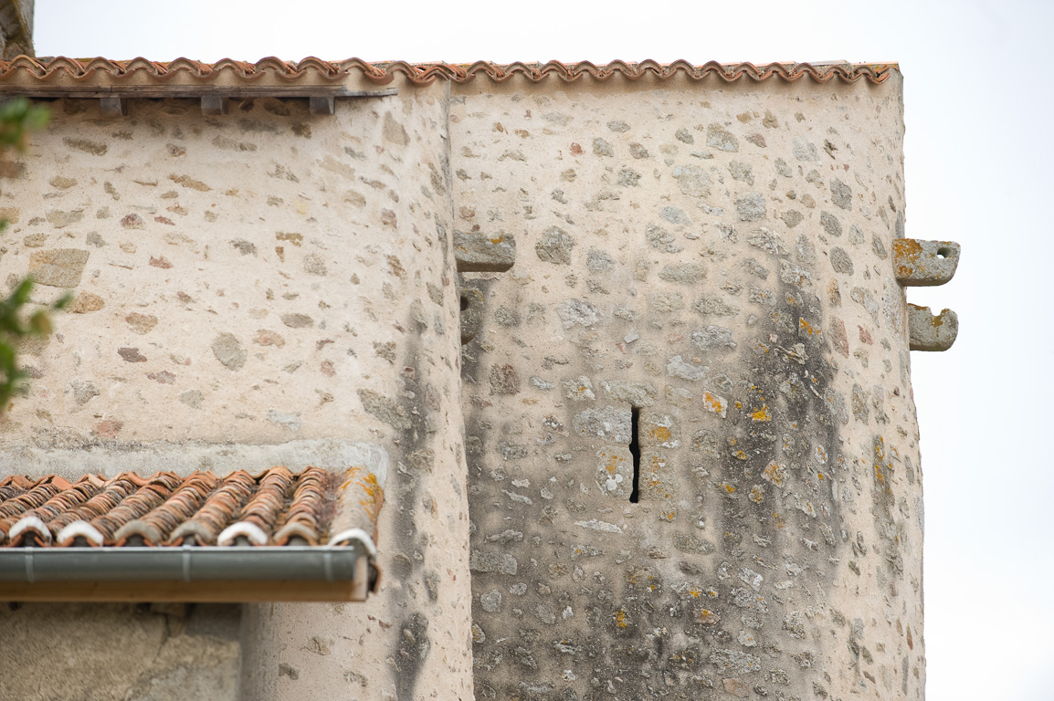 Gourgé, l'église fortifiée et ses arbalétrières.