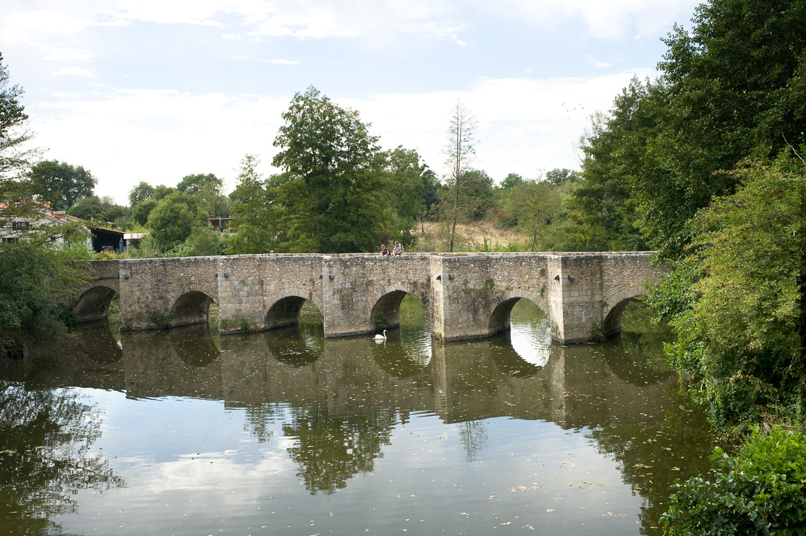 Eperons, le pont roman.