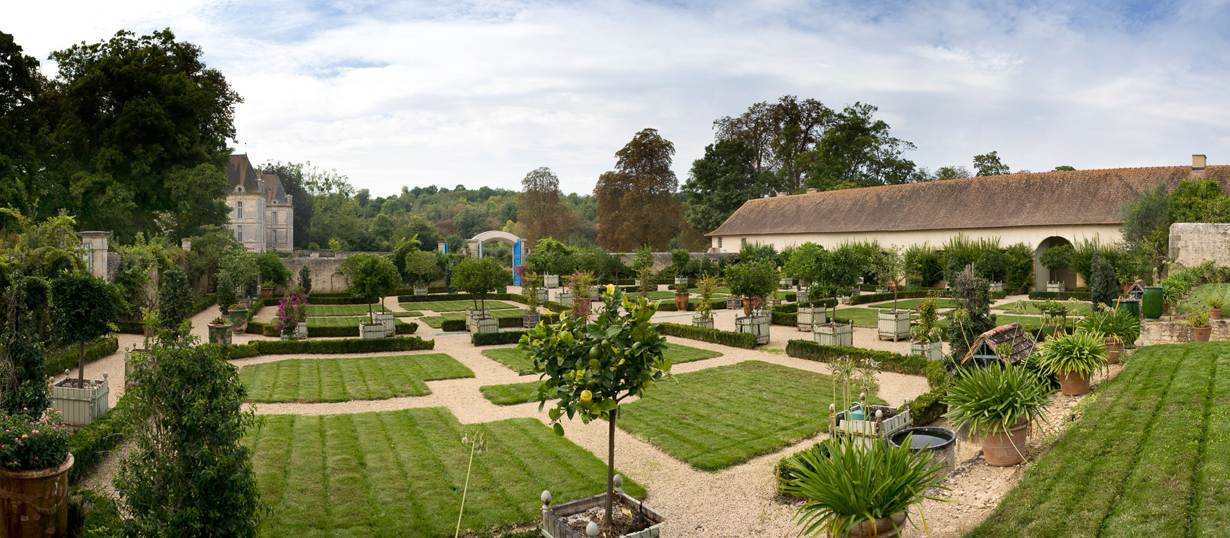 Saint-Loup sur Thouet. Le château et l'orangerie.