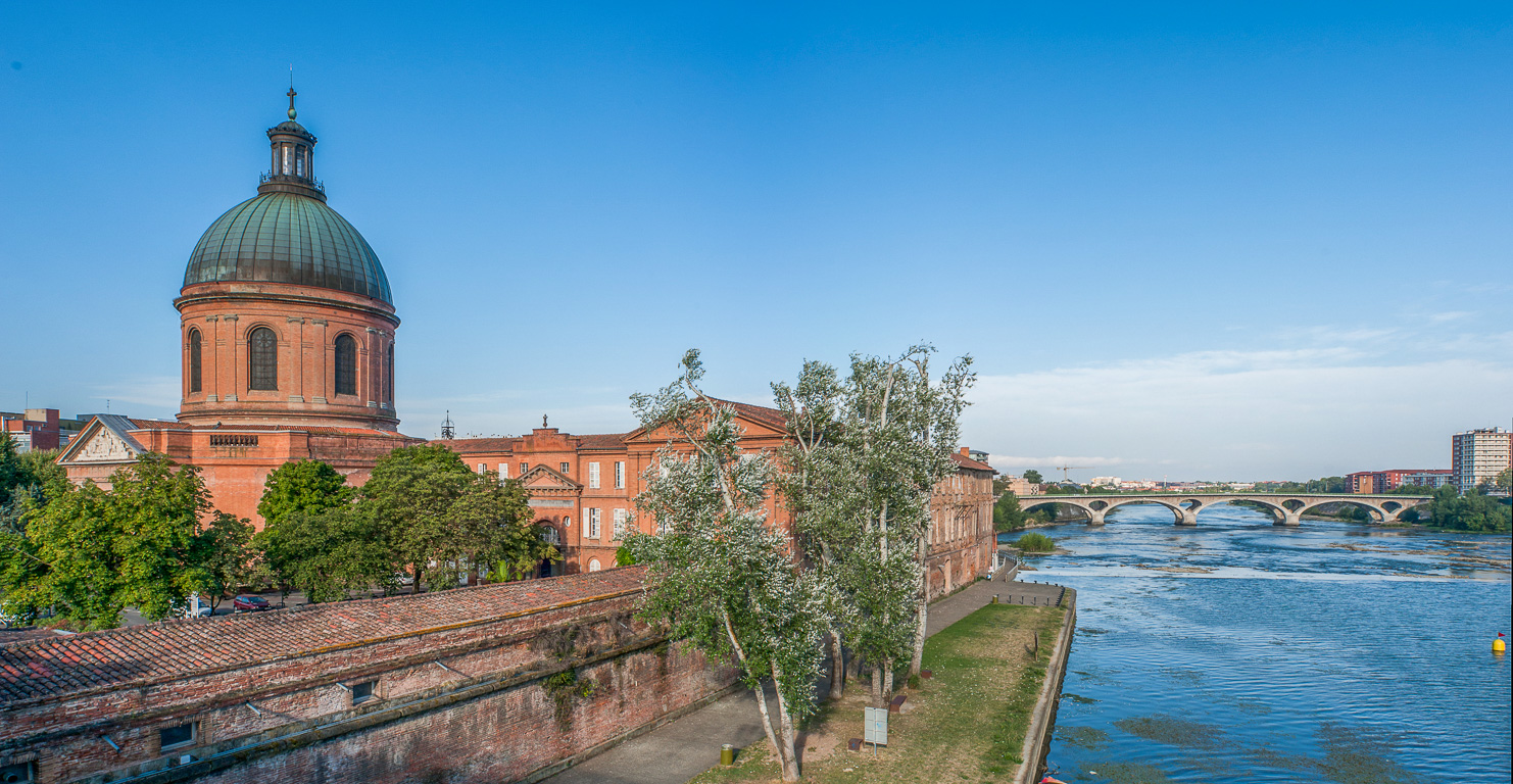 Le dome de l'hôpital de la Grave avec le pont des Catalans sur la Garonne.