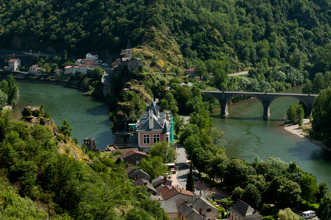 Sur les rives du Tarn. passage le plus étroit de la presqu'île