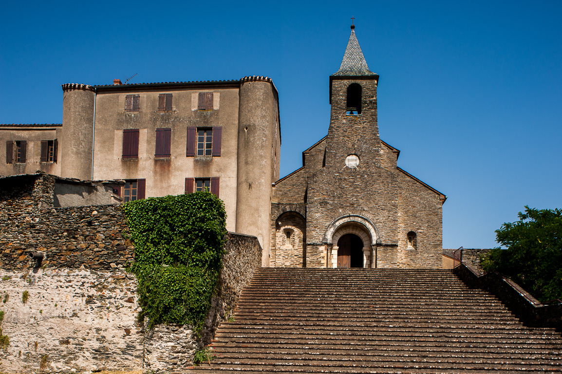 L'église domine les rives du Tarn.