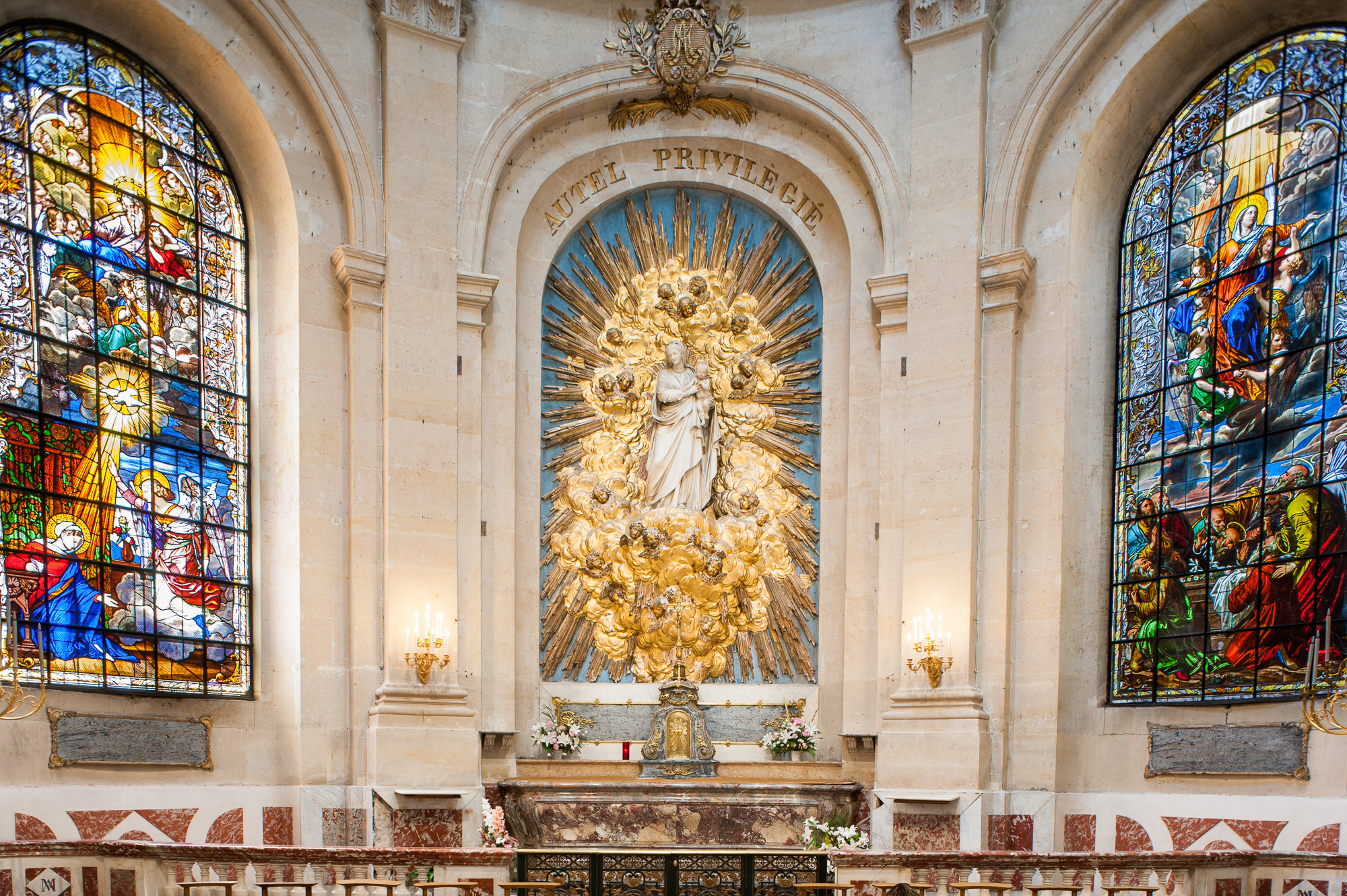 Eglise Saint-Louis. Le Chœur.