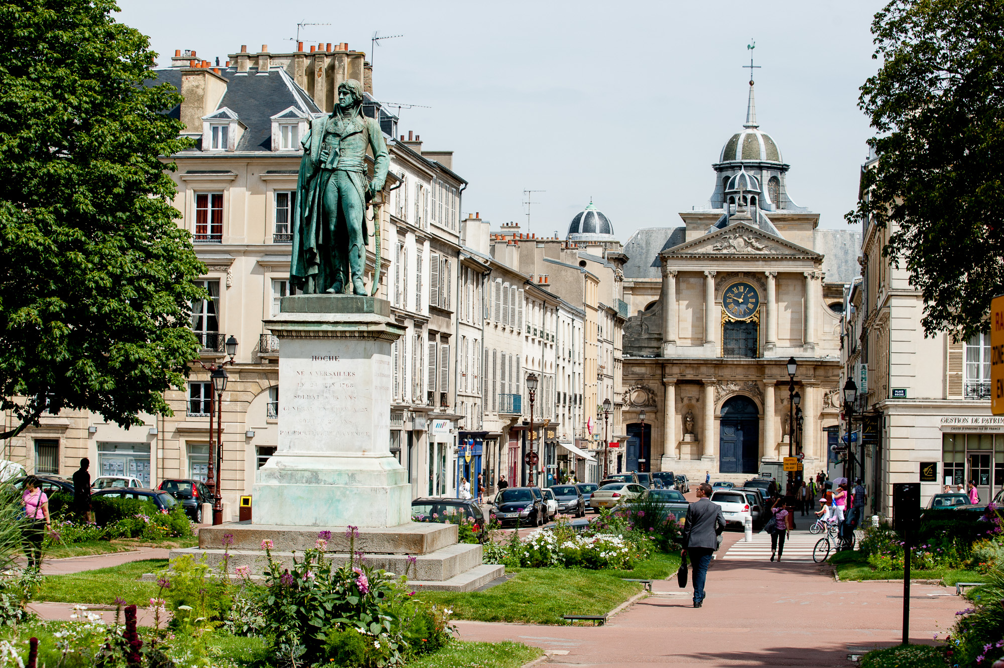 Satatue du Général Hoche, place Hoche. Eglise Notre-Dame en arrière plan.