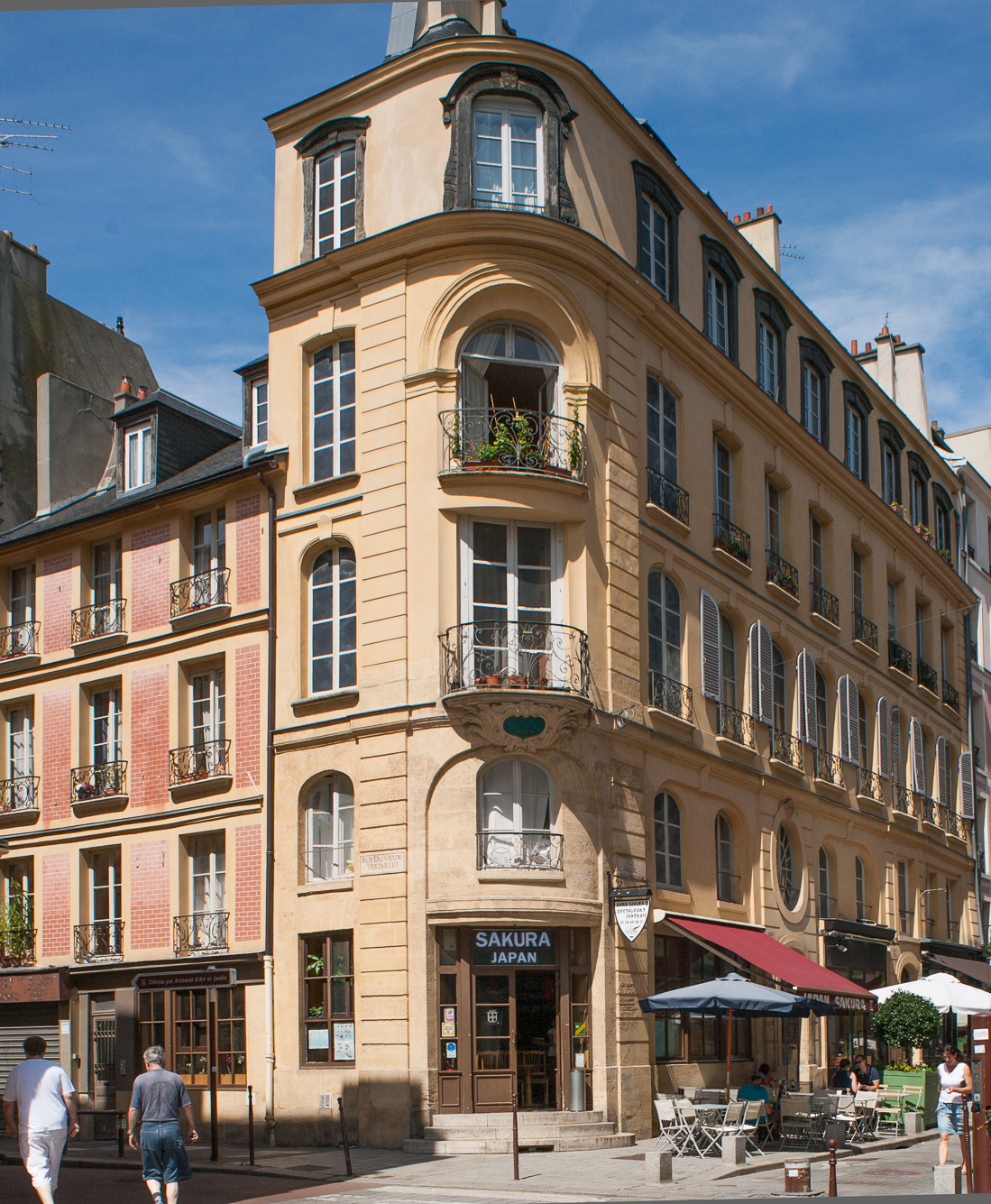 Immeuble à l'angle rue Satory et du Vieux Versailles.