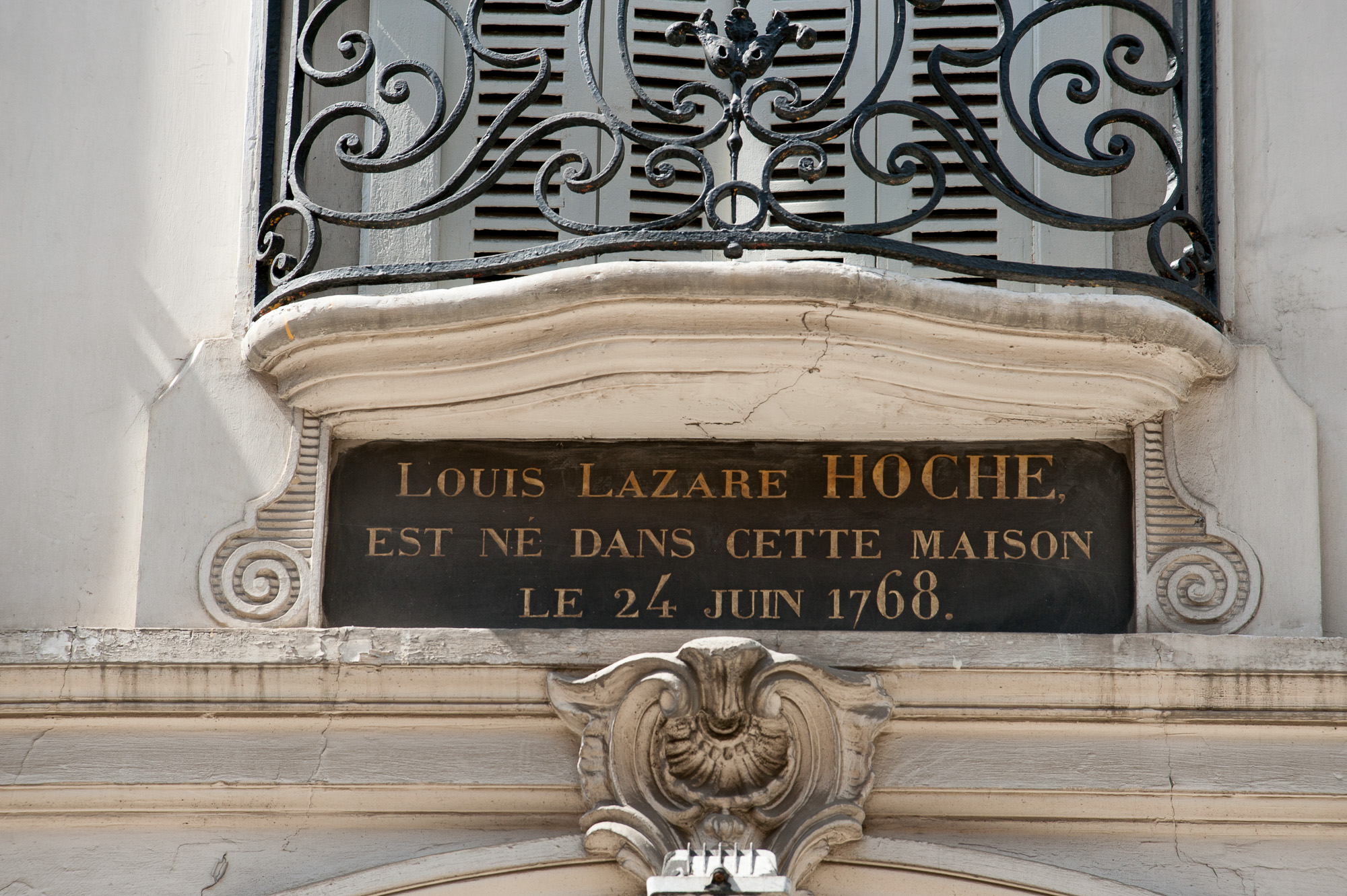Restaurant "Chez Lazare"-18, rue Satory. Maison natale du Général Hoche.