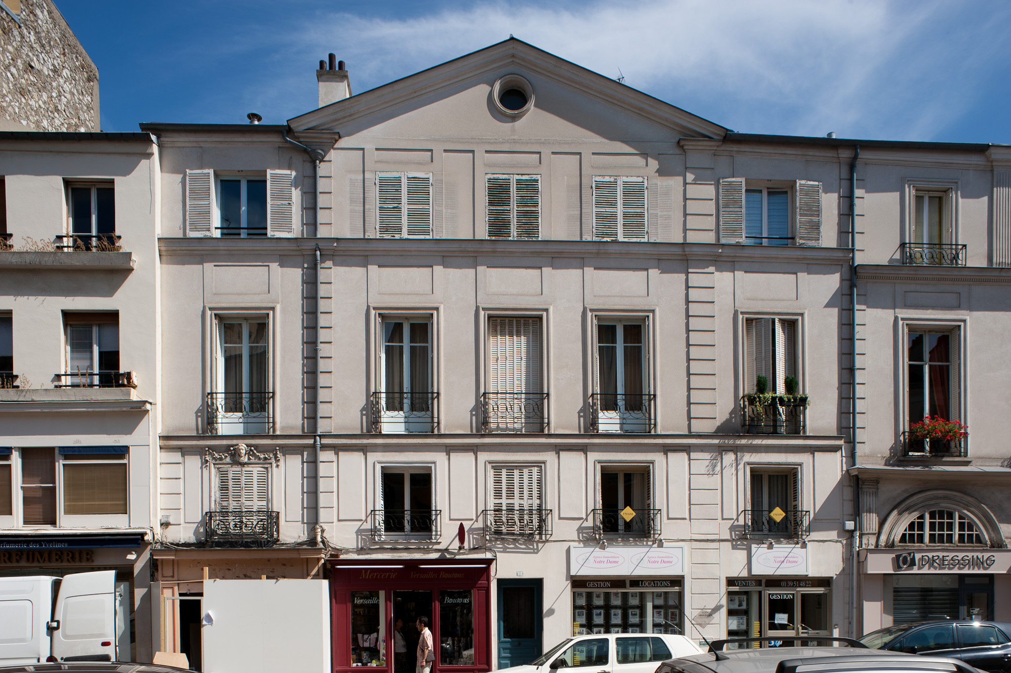 Immeuble au 22, rue Hoche. Les barres d'appui de fenêtres scellées à l'extérieur soulignent que le bâtiment est du 18ème siècle.