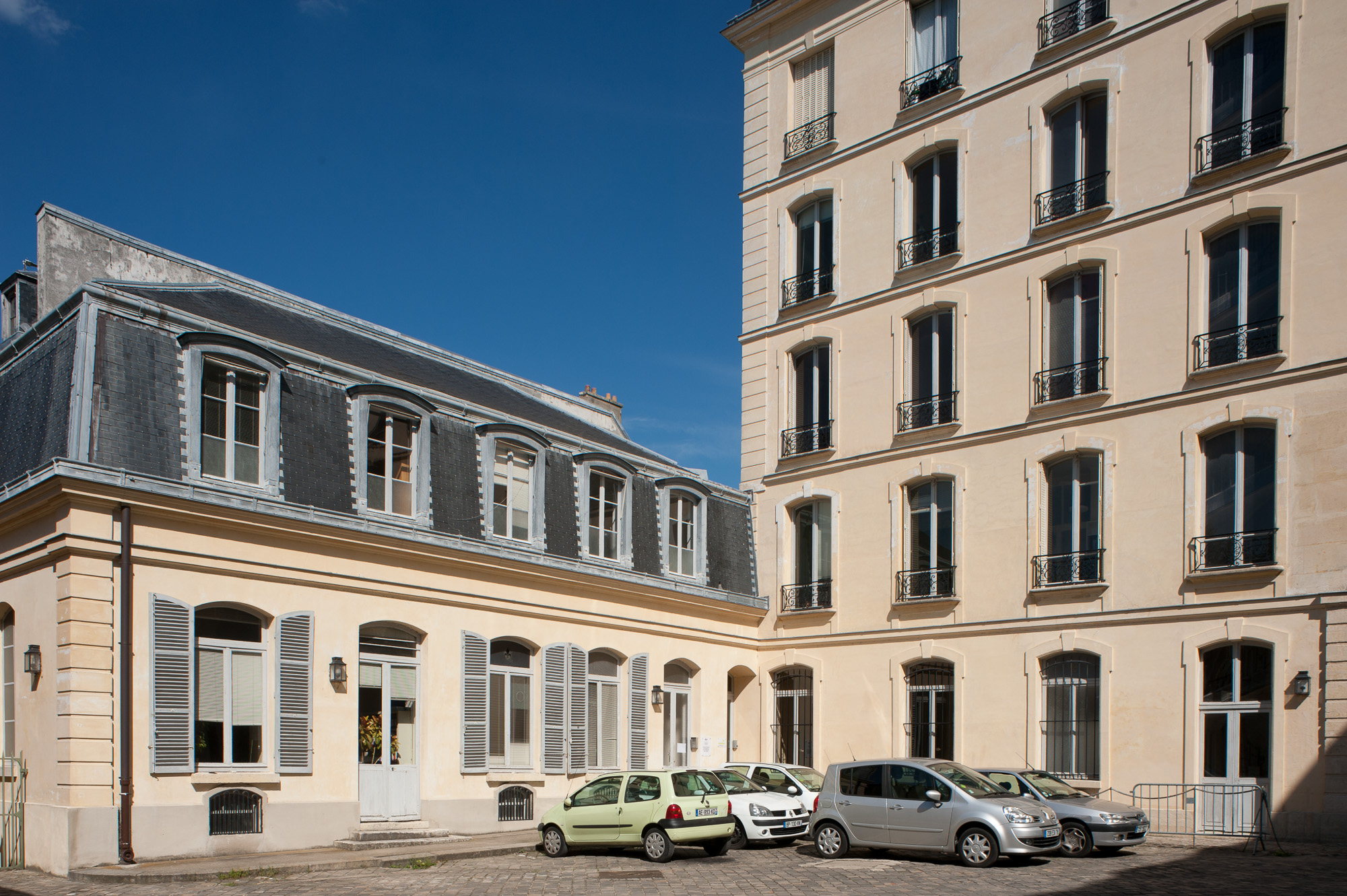 5, rue des réservoirs. L'hôtel particulier de Madame Pompadour resté dans son état du 18ème siècle.