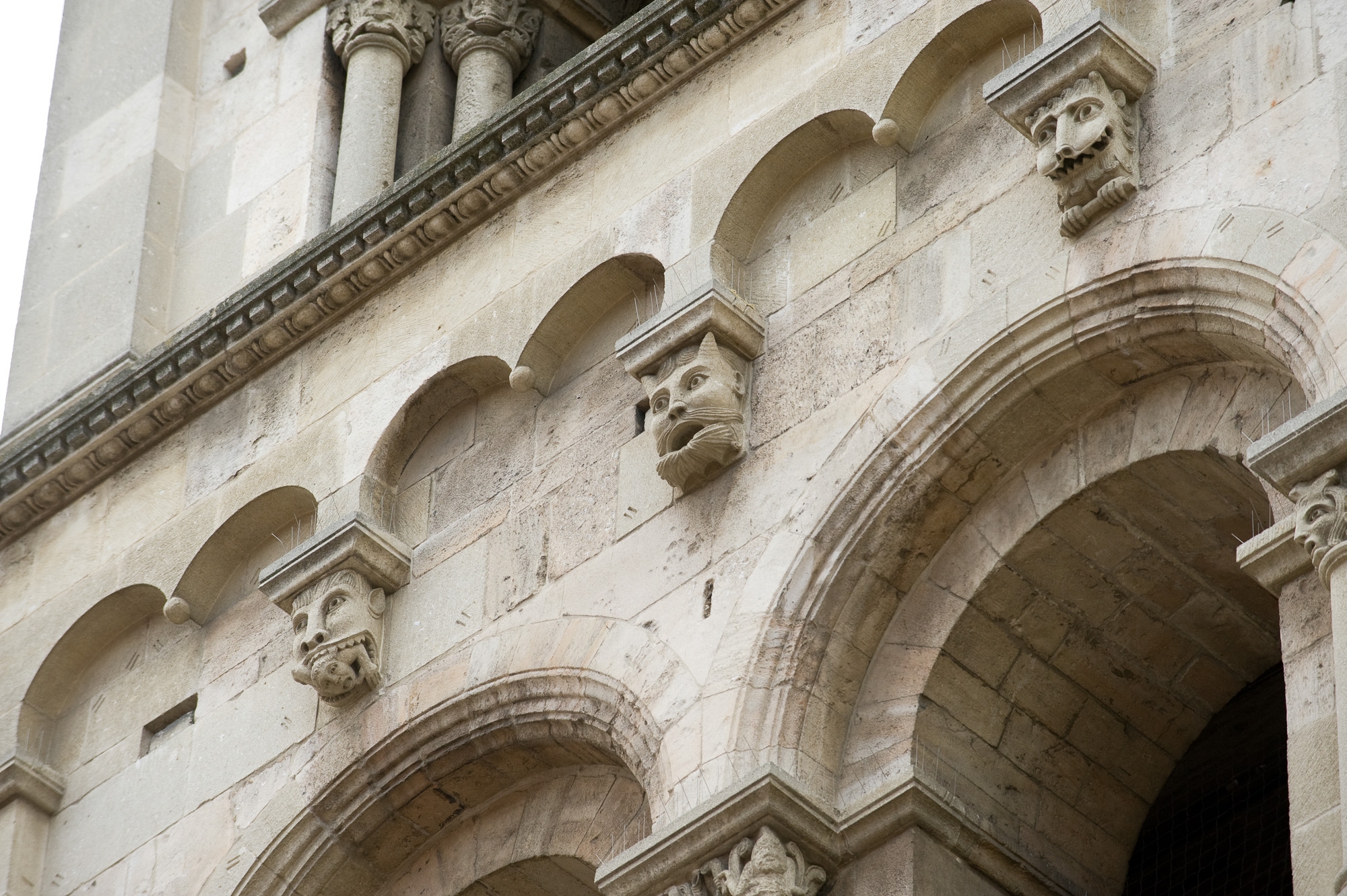 Le clocher de l'église Saint-André-le-Bas., avec ses têtes monstrueuses taillées dans les consoles du clocher.