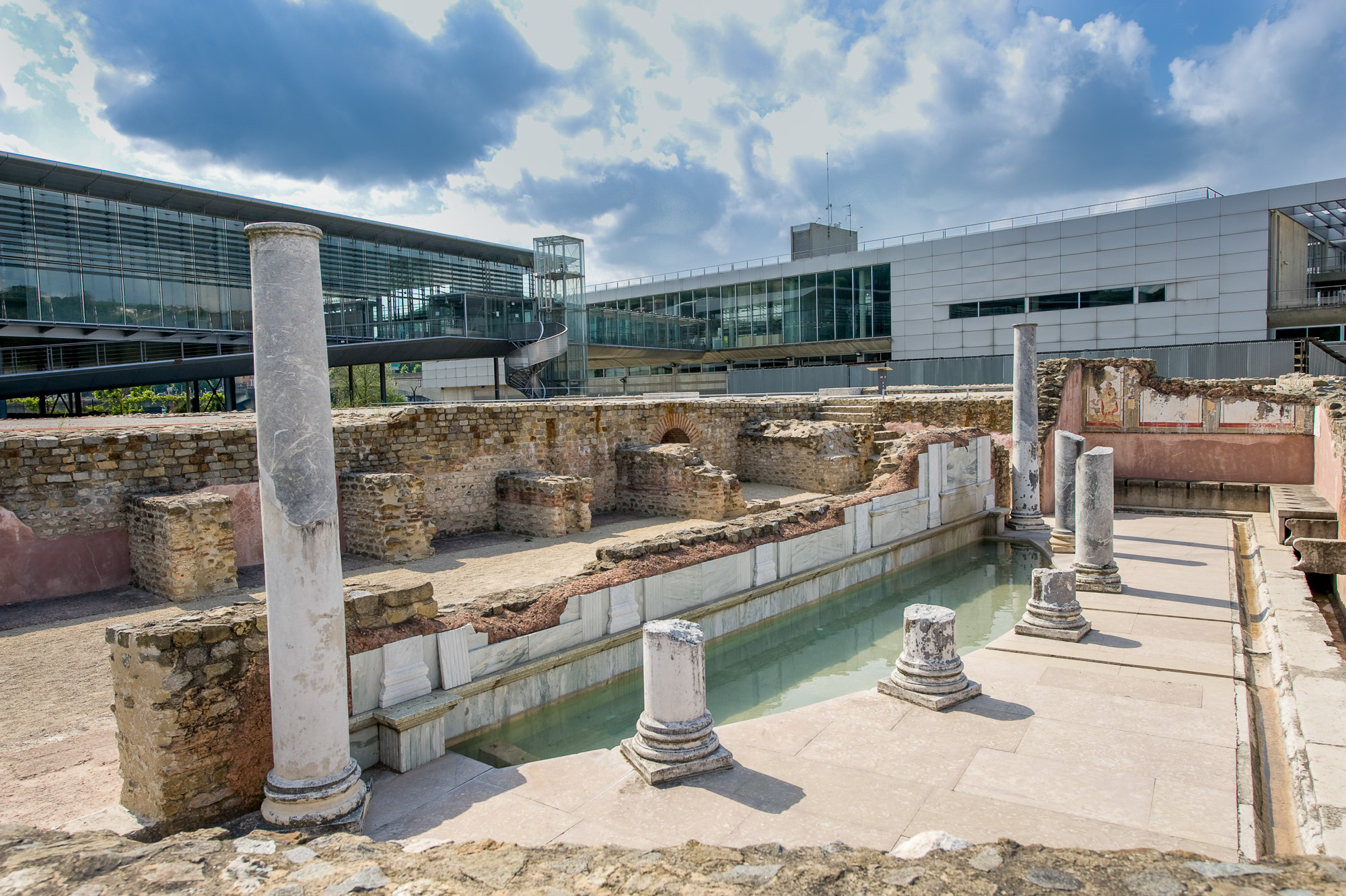 Musée archéologique : latrines découvertes dans les fouilles extérieures.