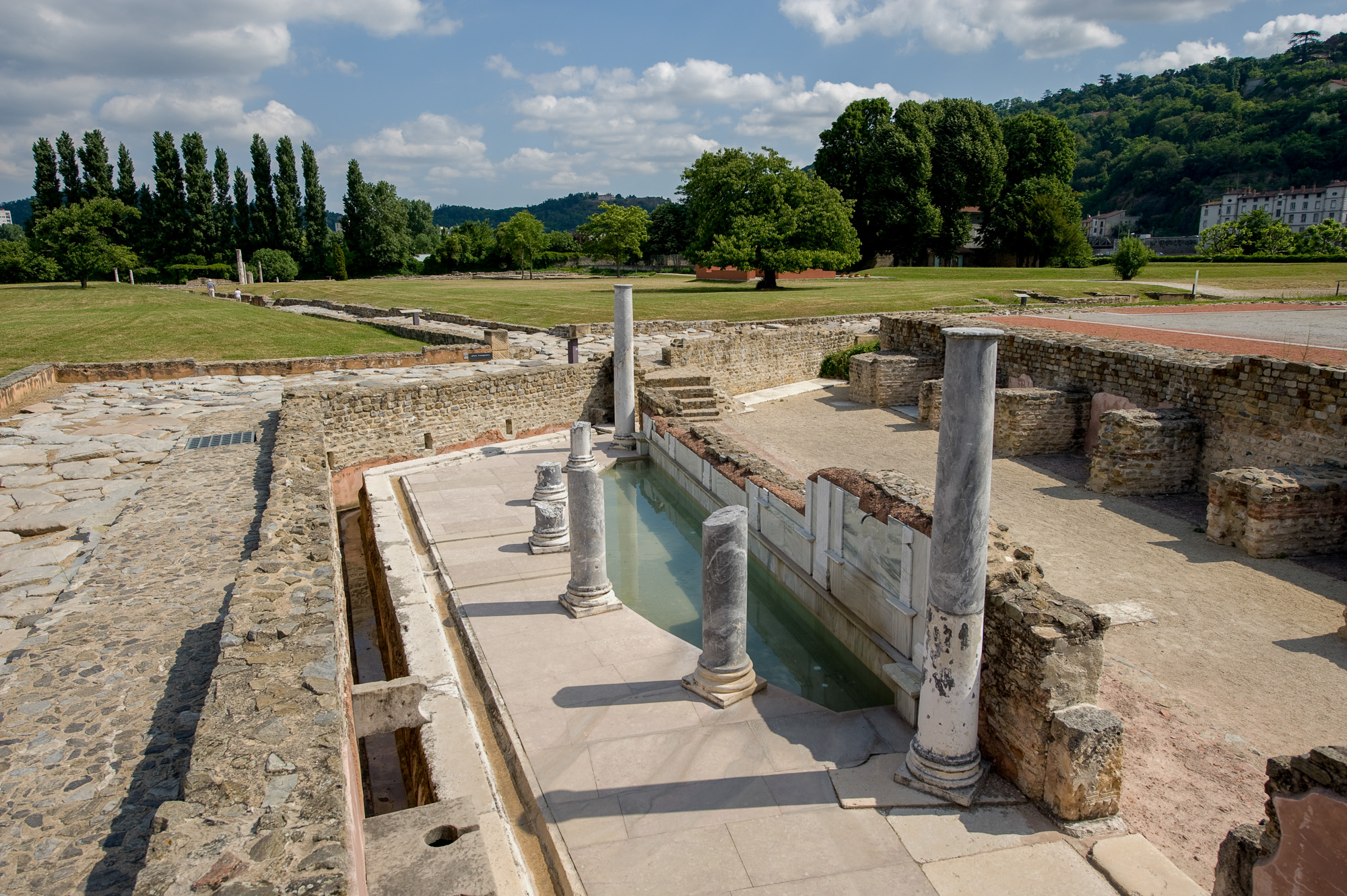 Musée archéologique : latrines découvertes dans les fouilles extérieures.
