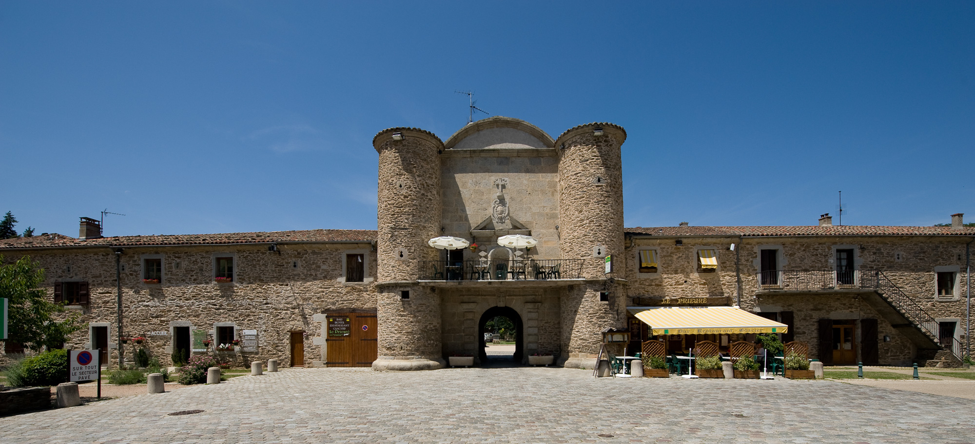 Sainte-Croix-en Jarez : porte fortifiée.