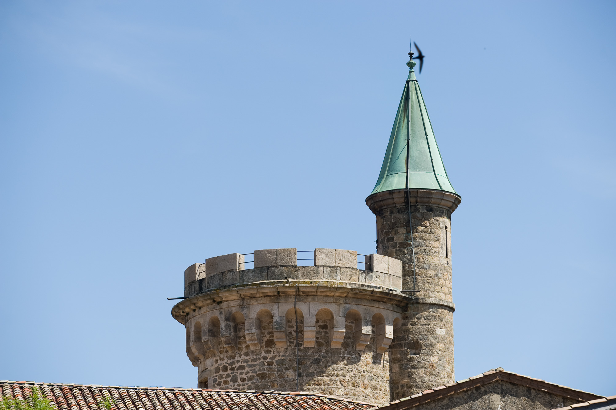Pélussin. Château médiéval et sa tour crénelée.