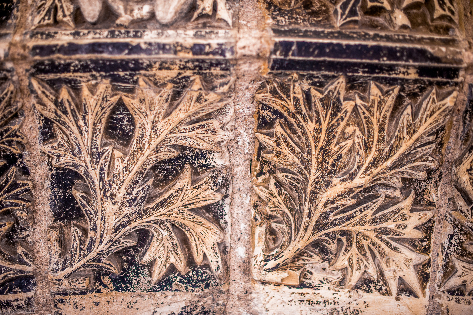 Maison Gaubert. Fin du XVème Siècle. Arc décoré de feuilles d'acanthe et de culots sculptés.