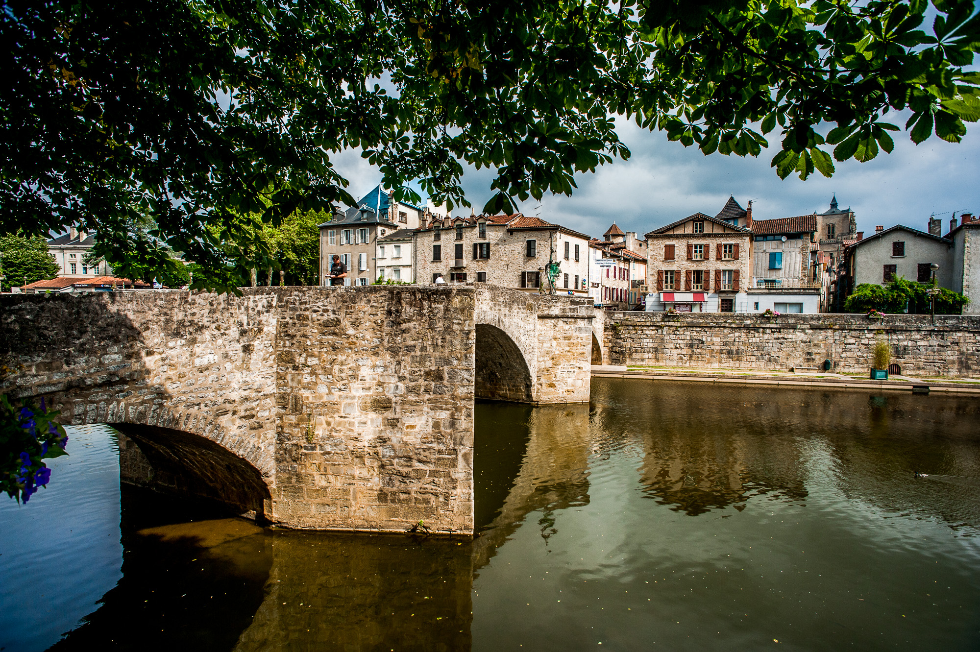 Le vieux pont traverse l'Aveyron.