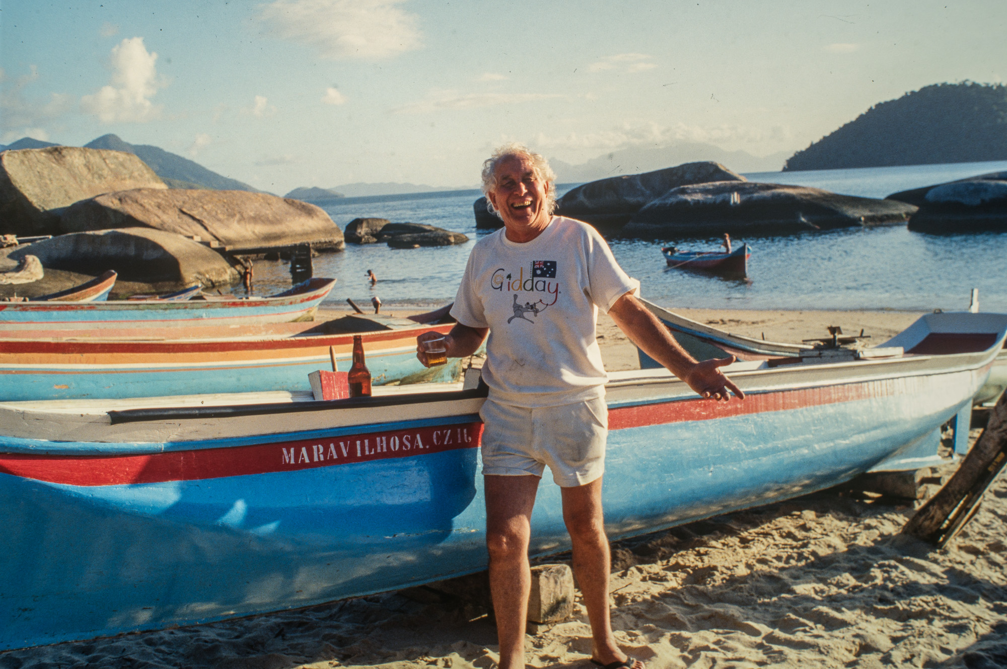 Au Brésil. Angra dos Reis. Il a acquis une maison qui donne sur la plage.