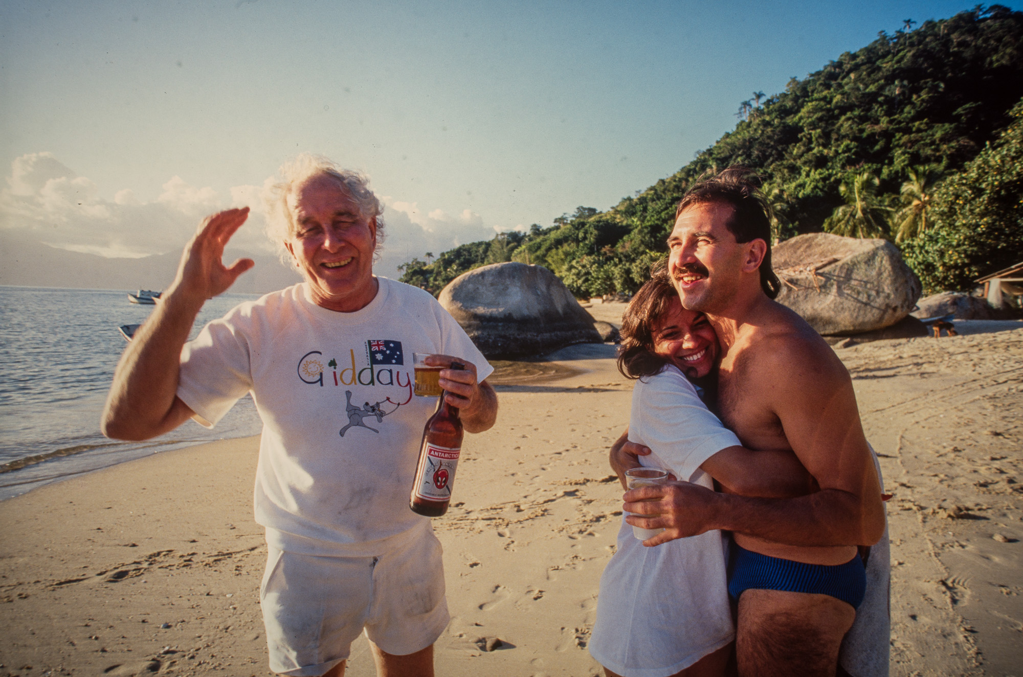 Au Brésil. Angra dos Reis. Il a acquis une maison qui donne sur la plage.