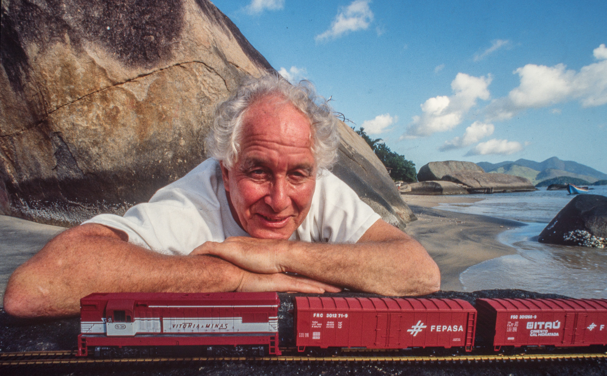 Au Brésil. Angra dos Reis. Il a acquis une maison qui donne sur la plage. Ce clin d'œil rappelle qu'il a dévalisé le train Glasgow-Londres.