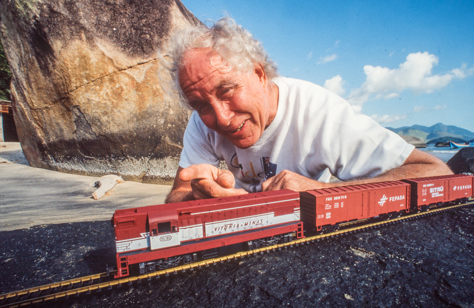 Au Brésil. Angra dos Reis. Il a acquis une maison qui donne sur la plage. Ce clin d'œil rappelle qu'il a dévalisé le train Glasgow-Londres.