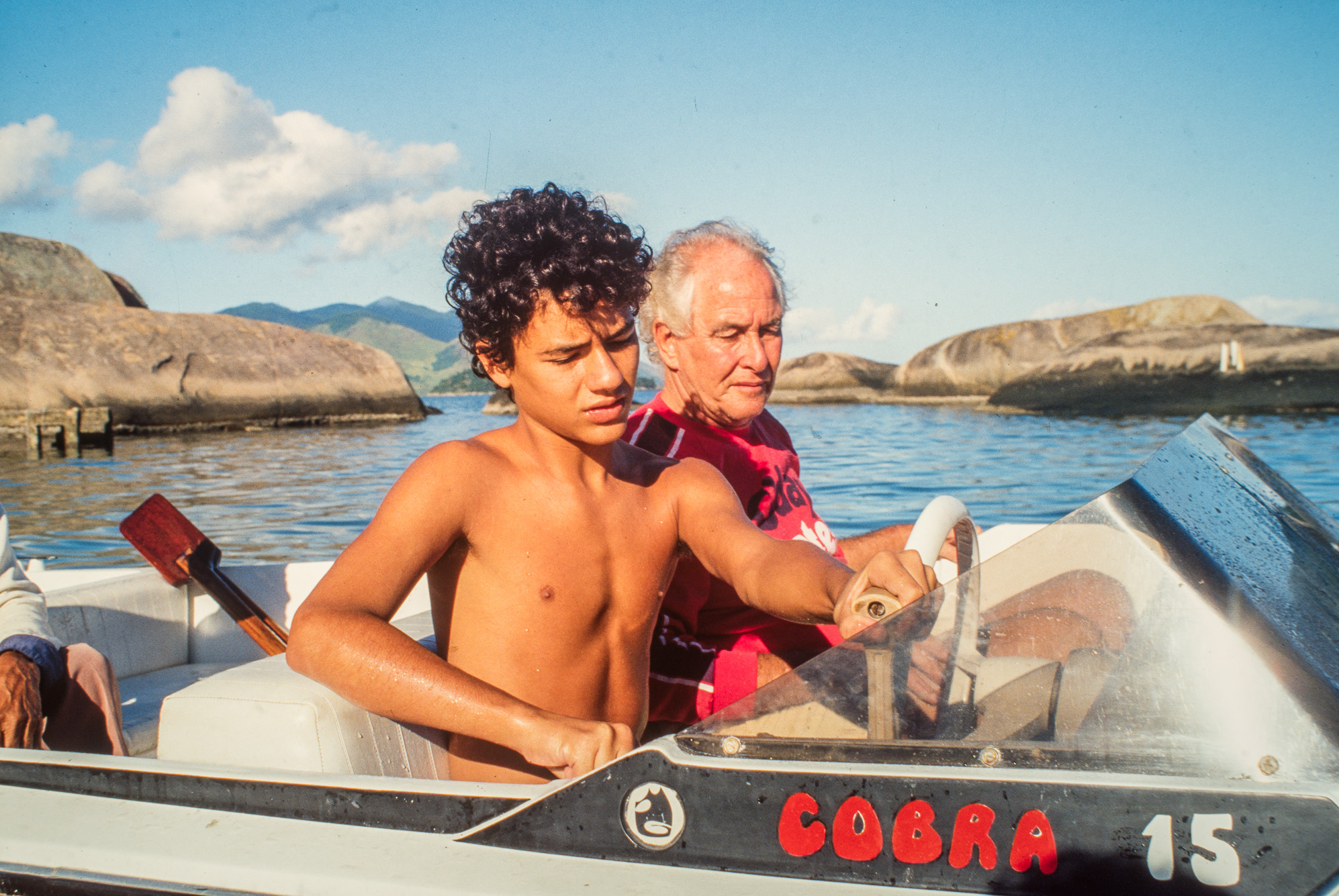 Au Brésil. Angra dos Reis. Il a acquis une maison qui donne sur la plage. Promenade en bateau avec son fils Michael.