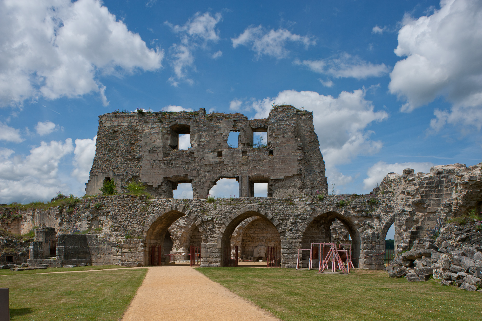 Vestiges du Château-Fort (XIII ème siècle). Salle des Preuses depuis la cour intérieure