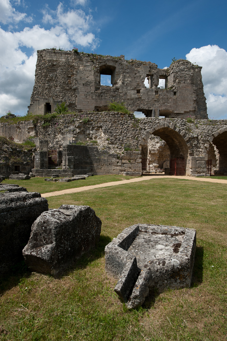 Vestiges du Château-Fort (XIII ème siècle). Salle des Preuses depuis la cour intérieure