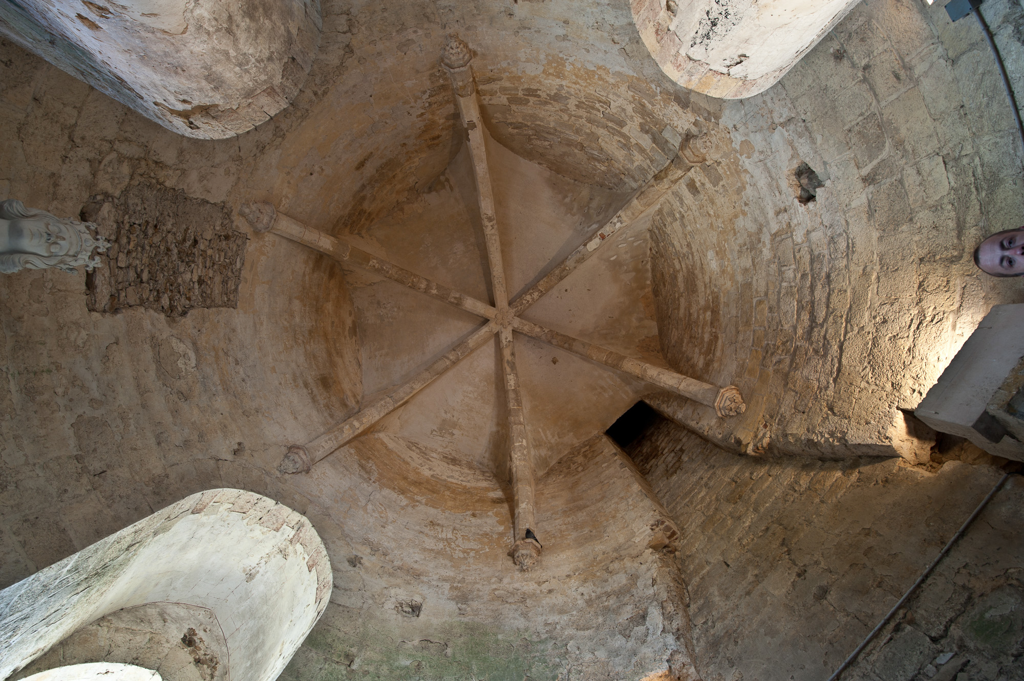 16.Donjon ou tour maîtresse - salle des gardes - voûte sur croisée d’ogives