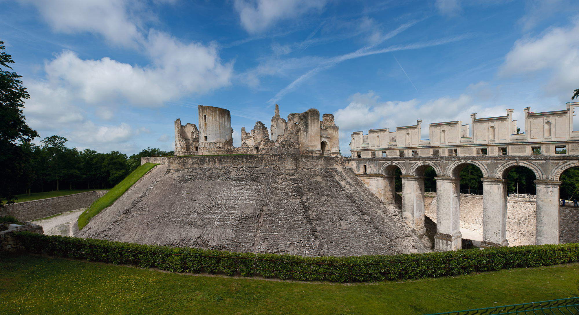 Les ruines du château féodal. La construction principale date du XIIIème siècle. Le pont à deux galeries a été réalisé au XVIe siècle, en remplacement de l'ancien pont-levis.