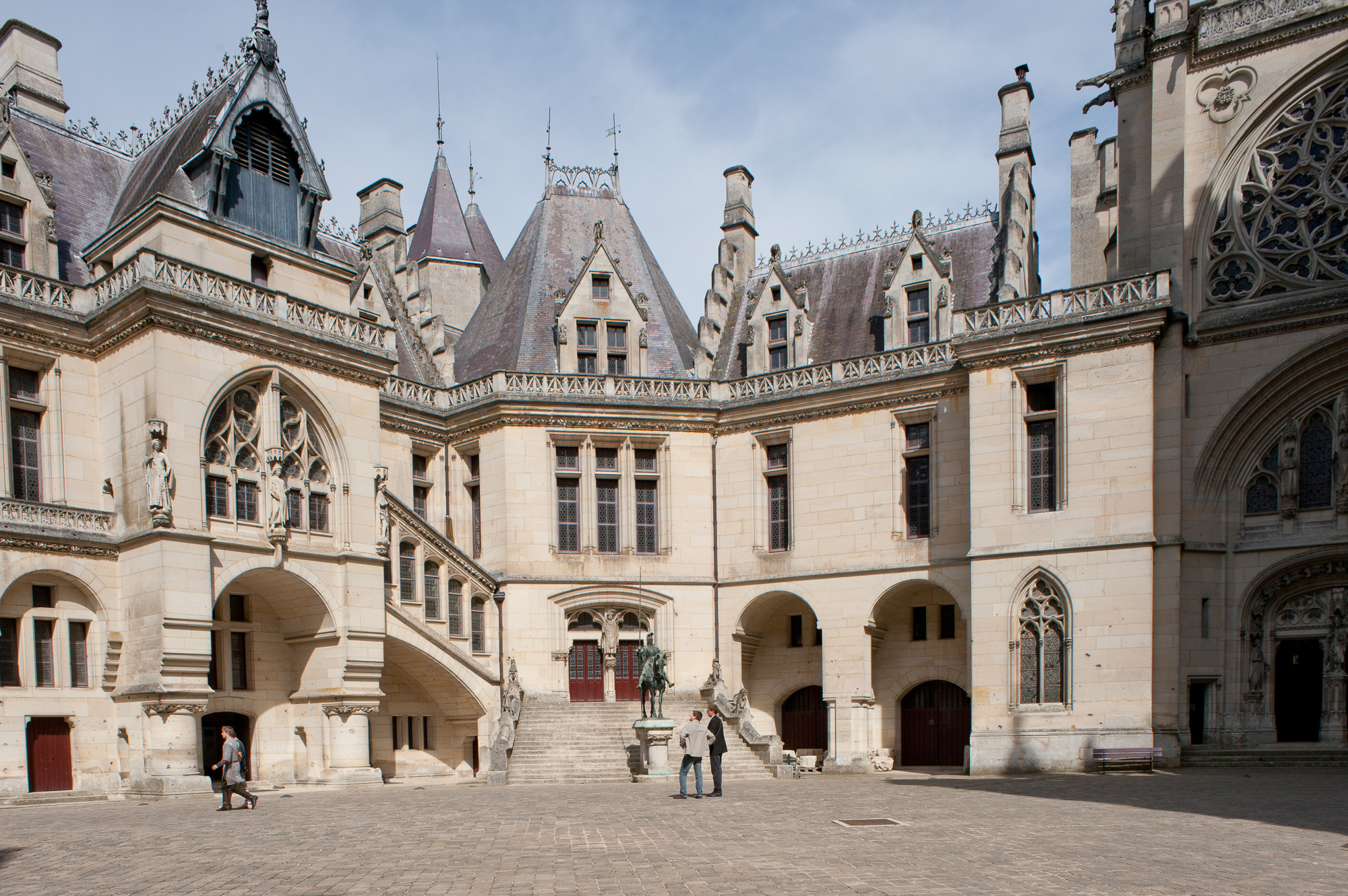 Le Château, construit au XIV ème siècle, sous Louis d'Orléans, a été remanié par Viollet-le-Duc en 1850. L'ornementation des façades, s'apparente à des décors de théâtre, avec ses sculptures d'animaux fantastiques., a été remanié par Viollet-le-Duc en 1850. L'édifice se reflète dans les eaux du lac., a été remanié par Viollet-le-Duc en 1850., a été remanié par Viollet-le-Duc en 1850. La grande cour intérieure et sa galerie ouverte ornée de voûtes à caissons et de chapiteaux historiés au style plutôt Renaissance.