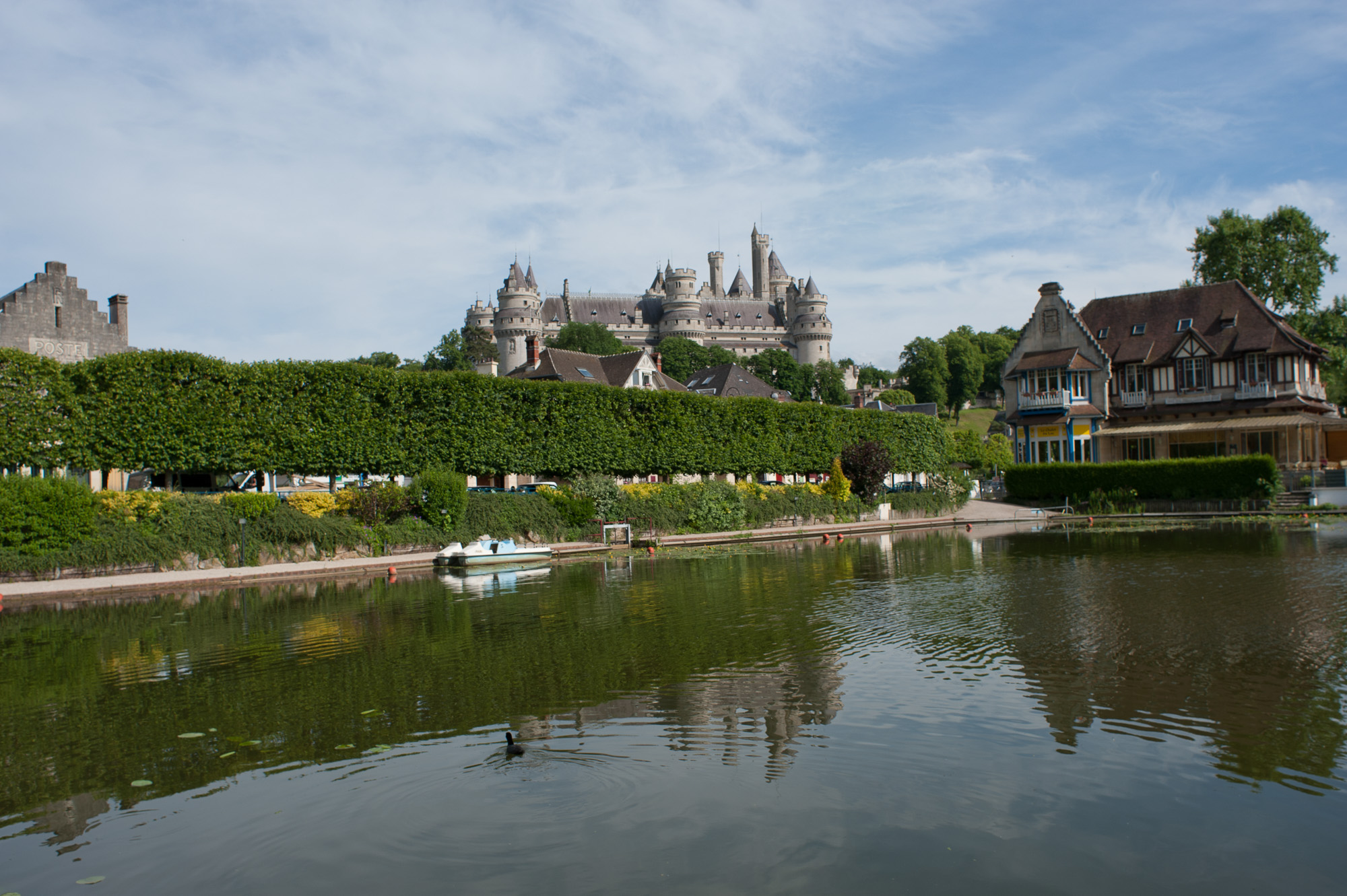Le Château, construit au XIV ème siècle, sous Louis d'Orléans, a été remanié par Viollet-le-Duc en 1850. L'ornementation des façades, s'apparente à des décors de théâtre, avec ses sculptures d'animaux fantastiques., a été remanié par Viollet-le-Duc en 1850. L'édifice se reflète dans les eaux du lac.