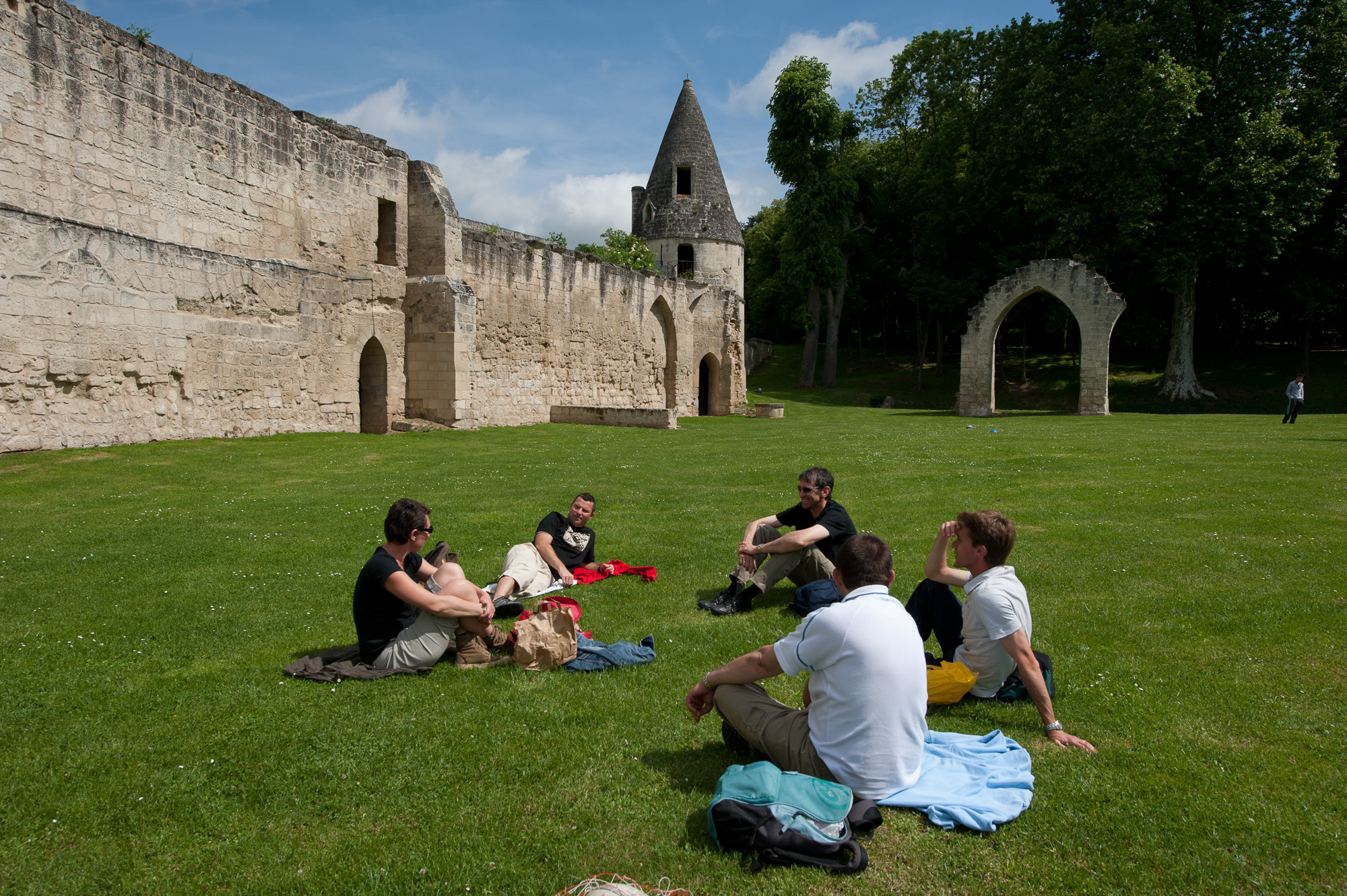 Vestiges du Château. L'enceinte et les tourelles datant du XIII ème siècle.