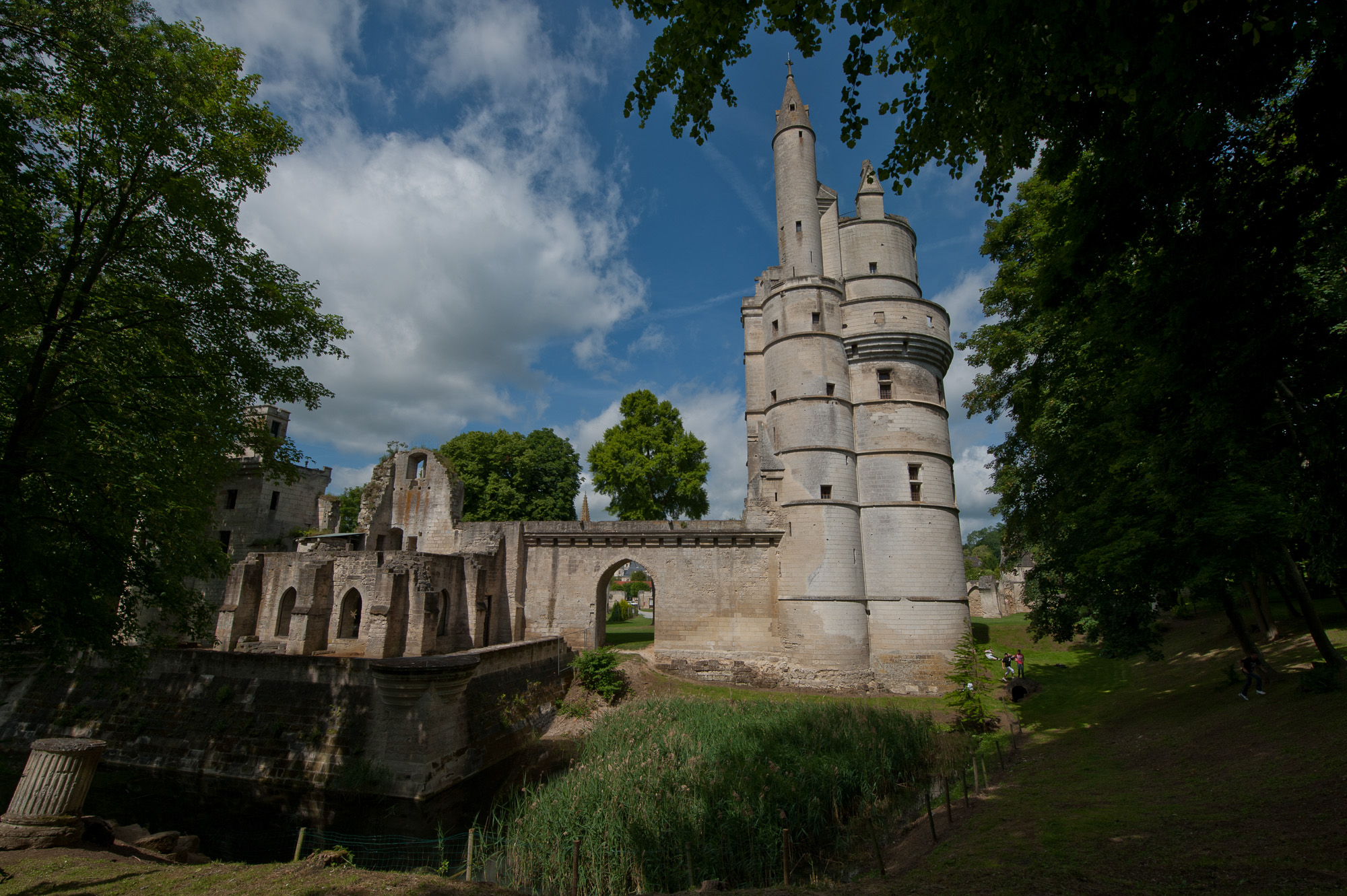 Vestiges du Château-Fort. Le donjon (43m), avec son escalier à vis, a été construit par Simon de Bucy au XIV ème siècle.