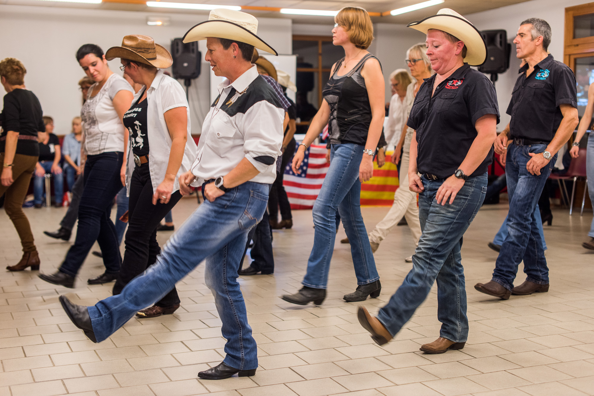 Plusieurs associations se sont retrouvées à Champnétery (Haute-Vienne) pour s'adonner' à leur sport favori ; le square dance.