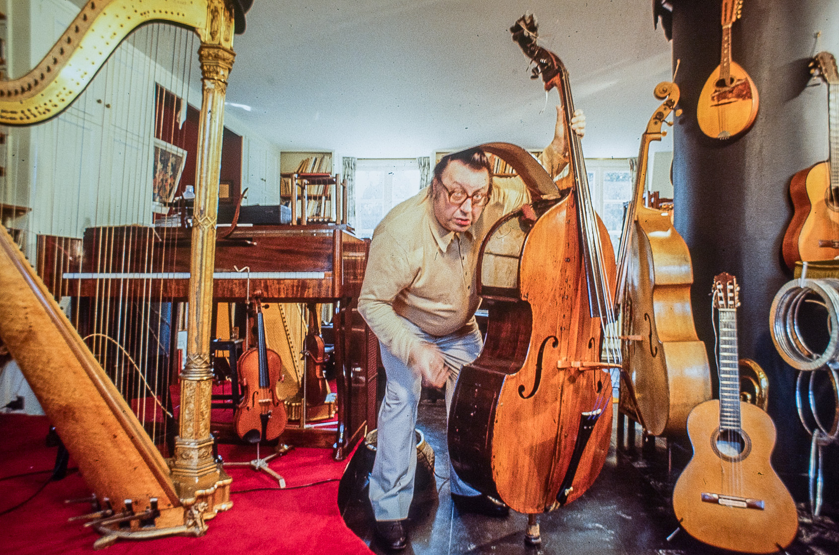 L'humoriste dans sa maison de Saint-Rémy de Chevreuse. Reportage commandé par Bonne Soirée.