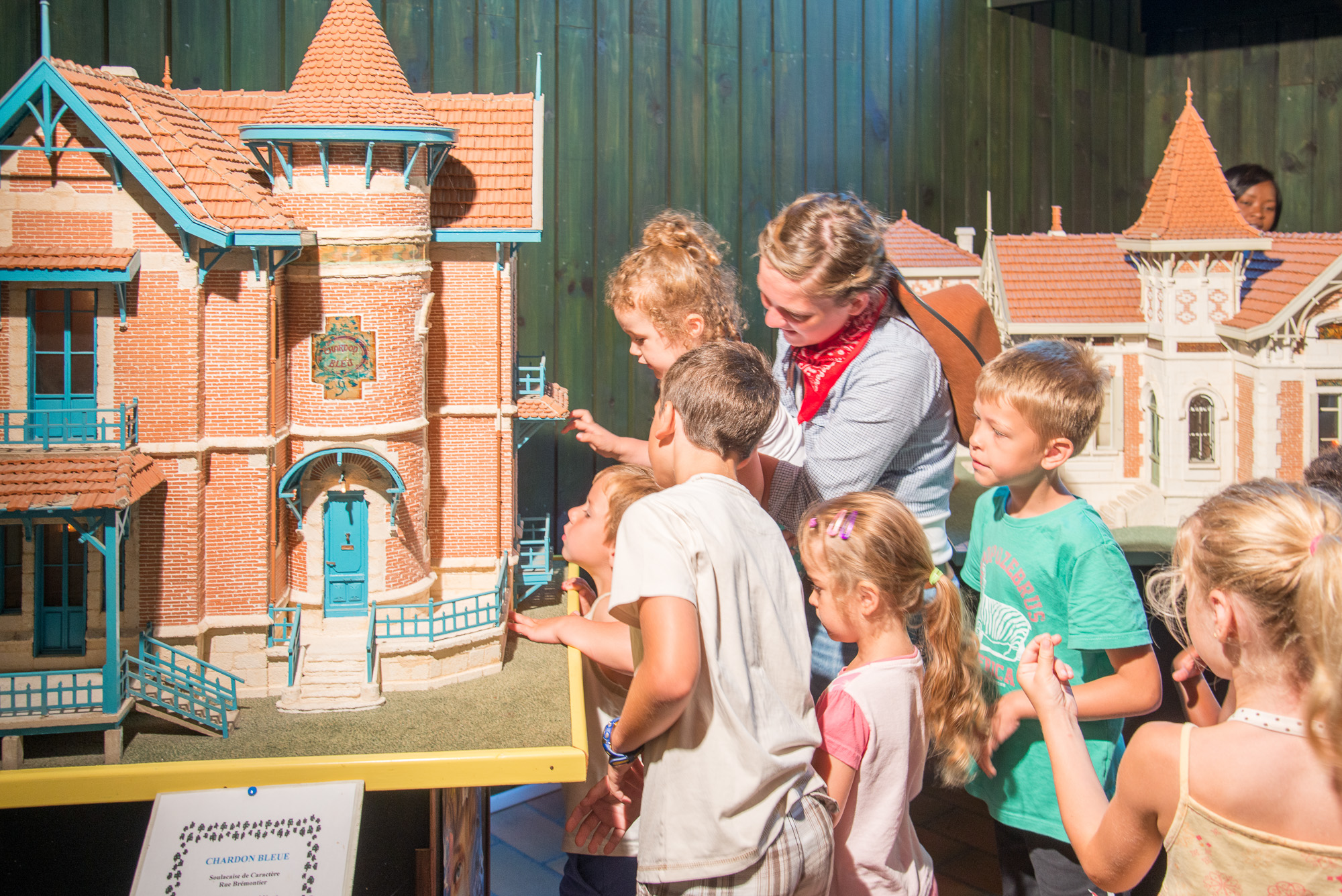 Exposition de maisons soulacaises aux Tourterelles. Visite des enfants.