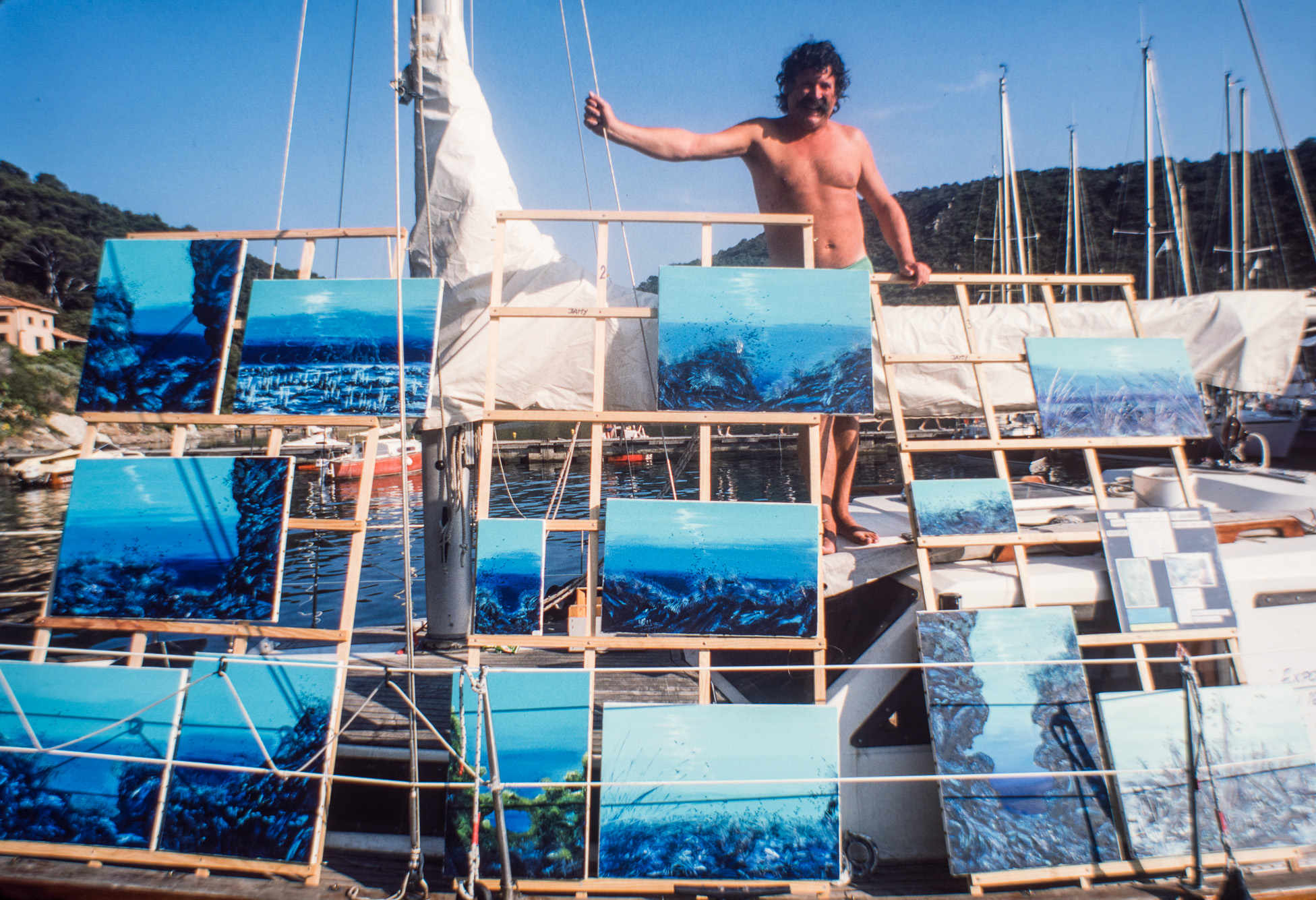 Jamy Veheylewegent. Expositions de ses œuvres peintes sous l'eau, sur le pont de son voilier sur le port de Hyères.