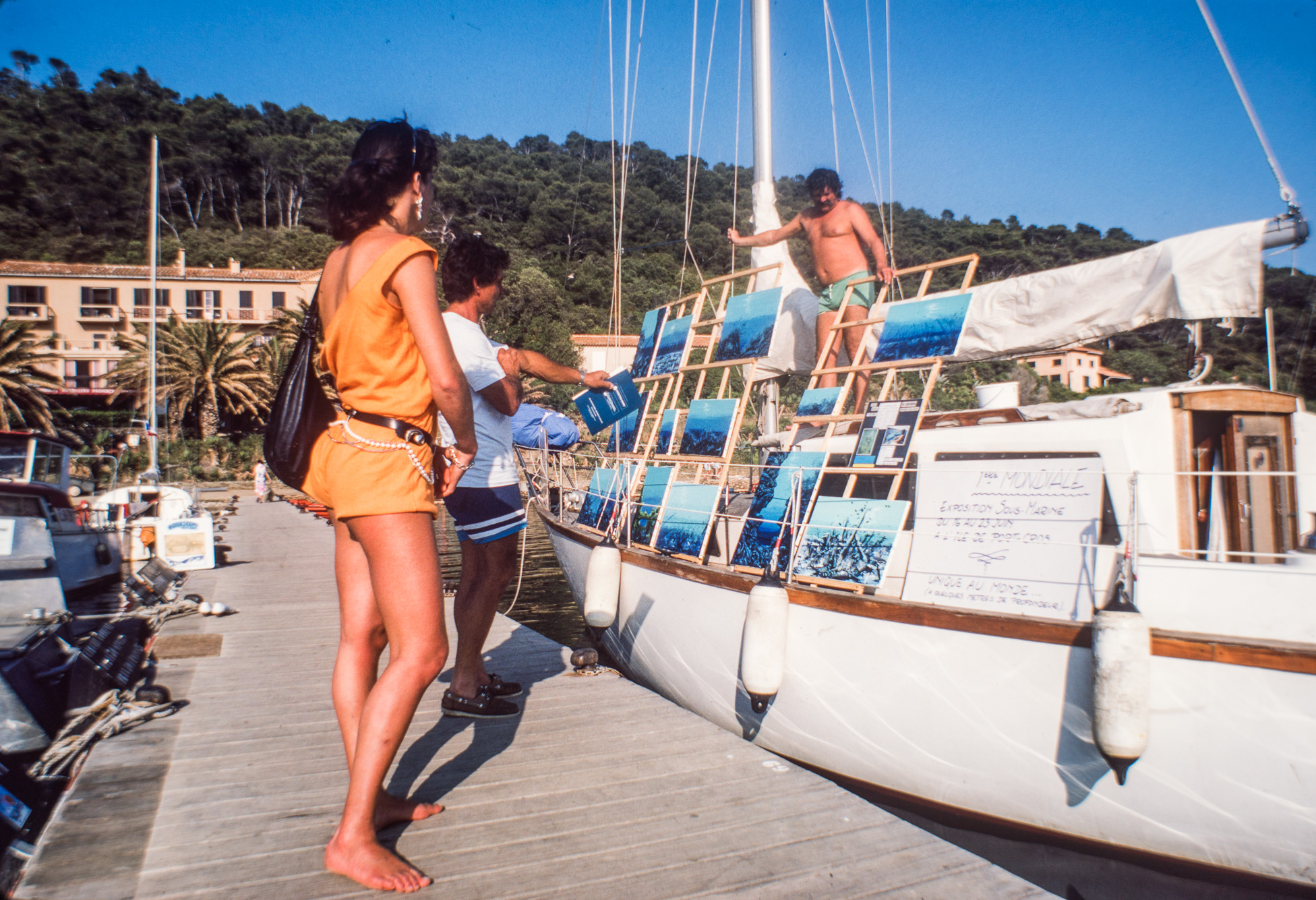 Jamy Veheylewegent. Expositions de ses œuvres peintes sous l'eau, sur le pont de son voilier sur le port de Hyères.