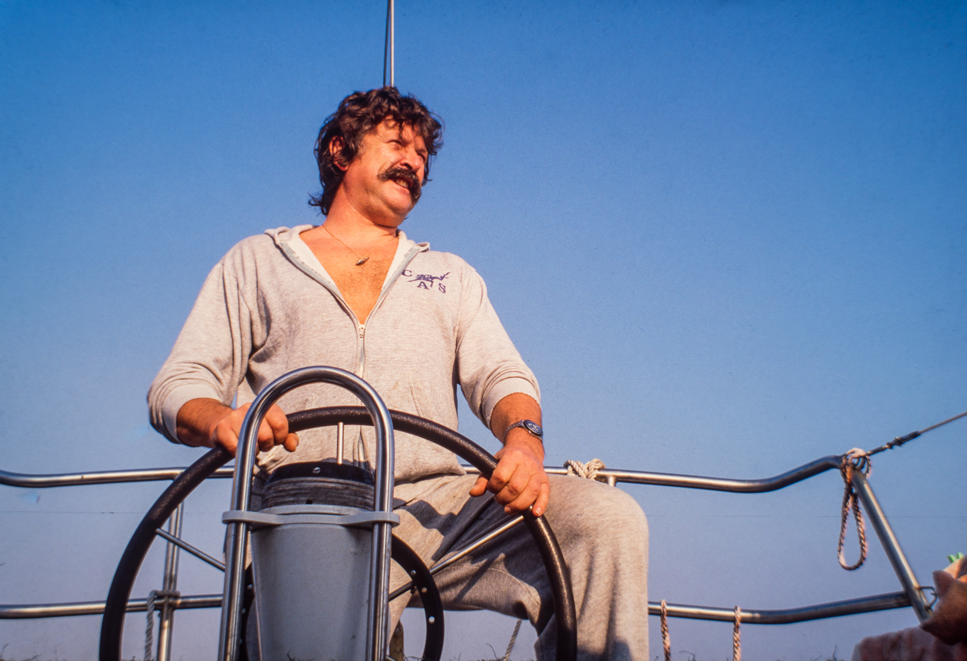 Jamy Veheylewegent sur le pont de son voilier au départ d'Hyères.