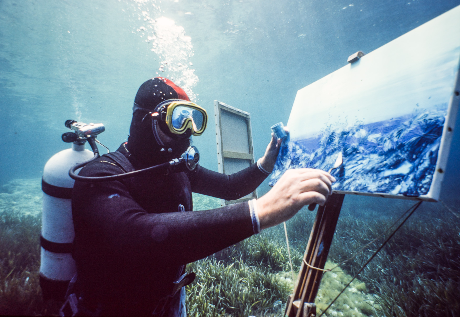 Jamy Veheylewegent en train de s'adonner à son sport artistique favori, la peinture sous l'eau.