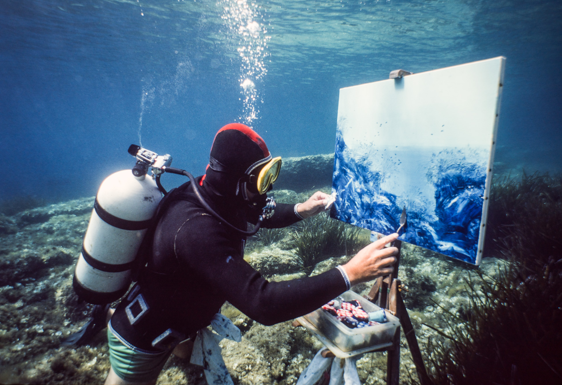 Jamy Veheylewegent en train de s'adonner à son sport artistique favori, la peinture sous l'eau.