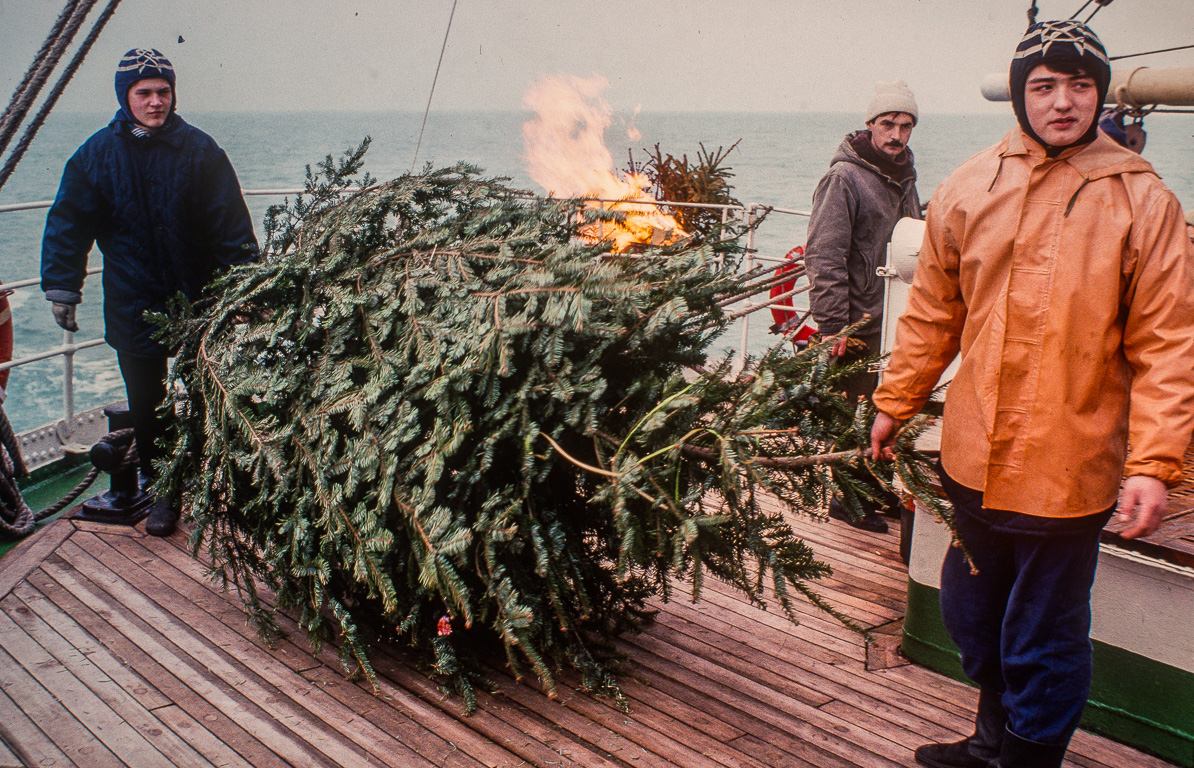 Sur le plus grand voilier du monde. Au lendemain de Noël, le sapin est brûlé à l'arrière du navire.