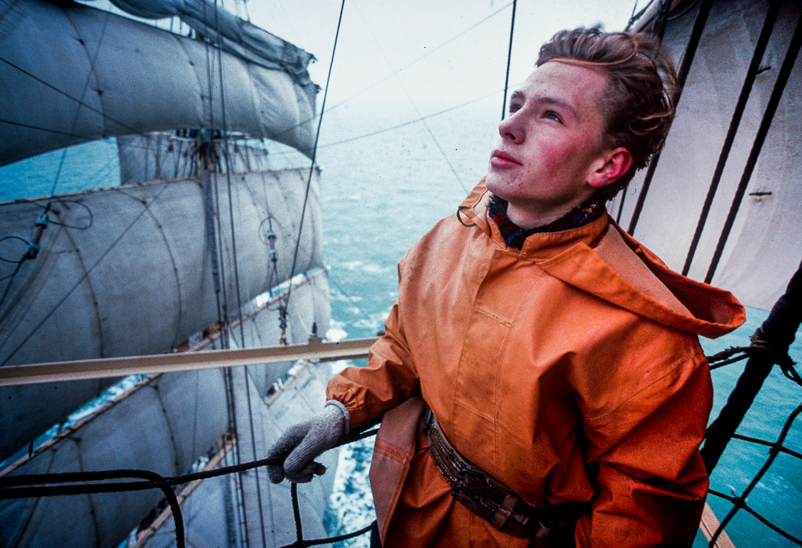 Sur le plus grand voilier du monde. Les jeunes marins doivent grimper dans les armatures pour procéder à l'inspection des voiles et aux réglages plus fins. Le mat le plus haut fait 70m.