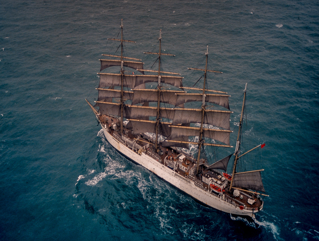 Sur le plus grand voilier du monde. Toutes voiles dehors, le Sedov a belle allure.