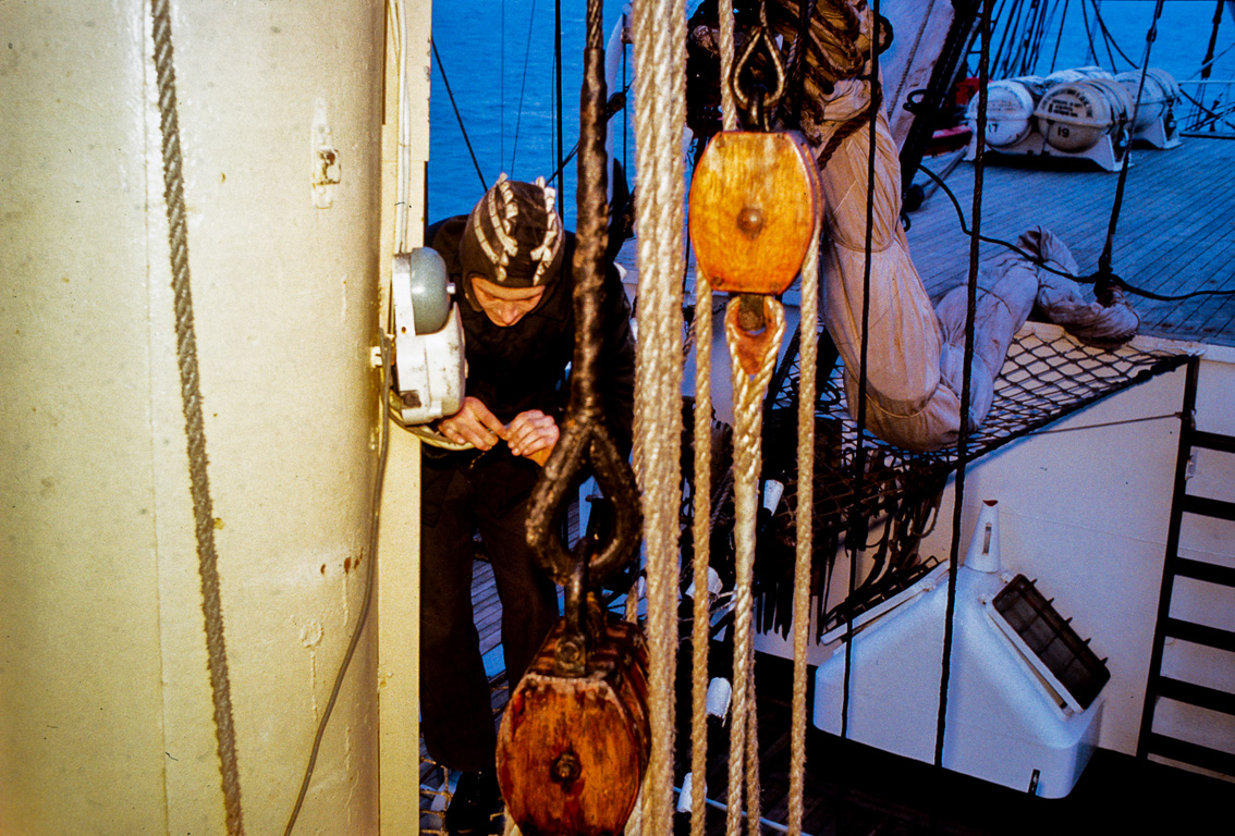 Sur le plus grand voilier du monde. Les jeunes marins doivent grimper dans les armatures pour procéder à l'inspection des voiles et aux réglages plus fins.