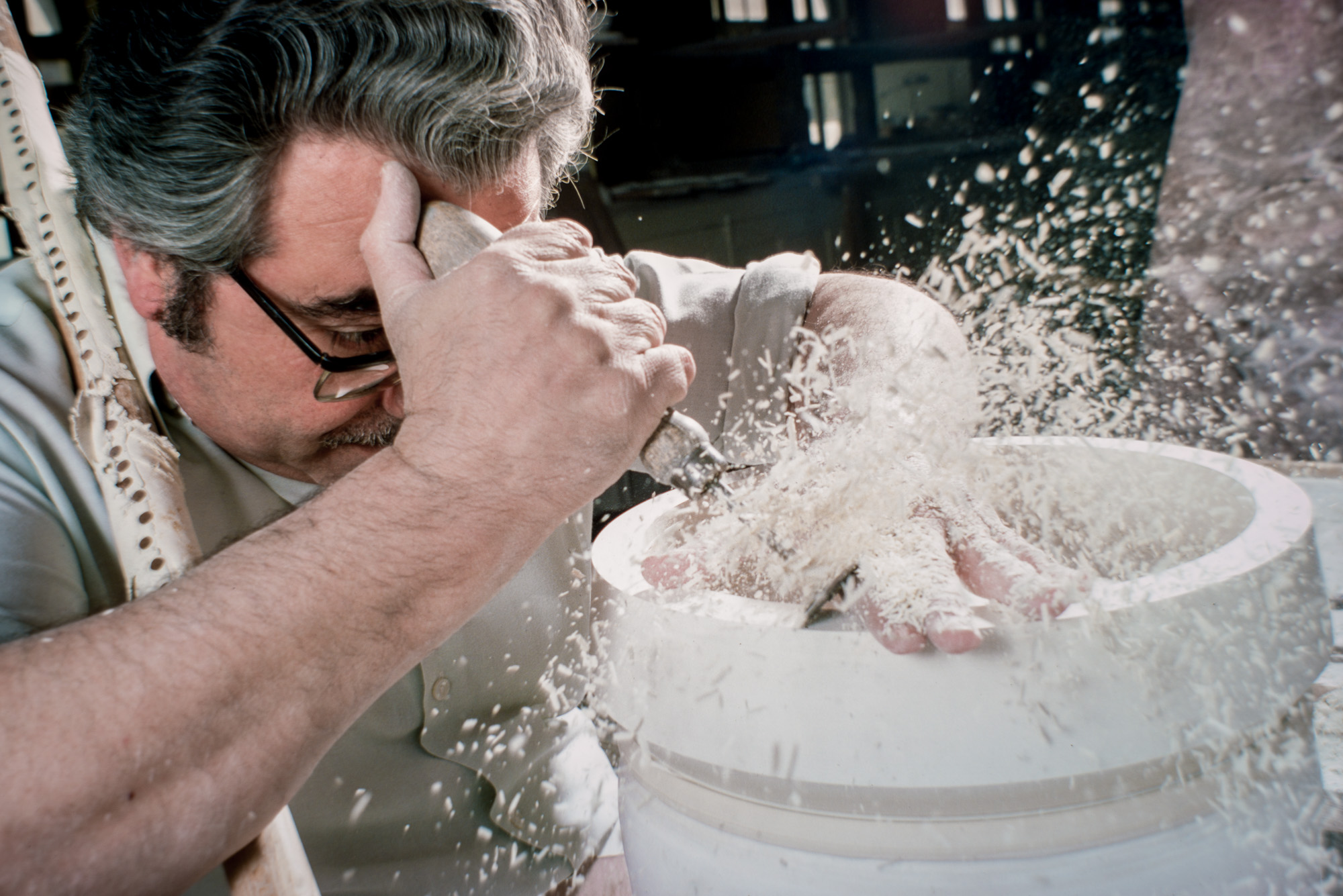 Tournassage d'un vase à l'aide d'un trusquin sur la porcelaine sèche et non cuite.