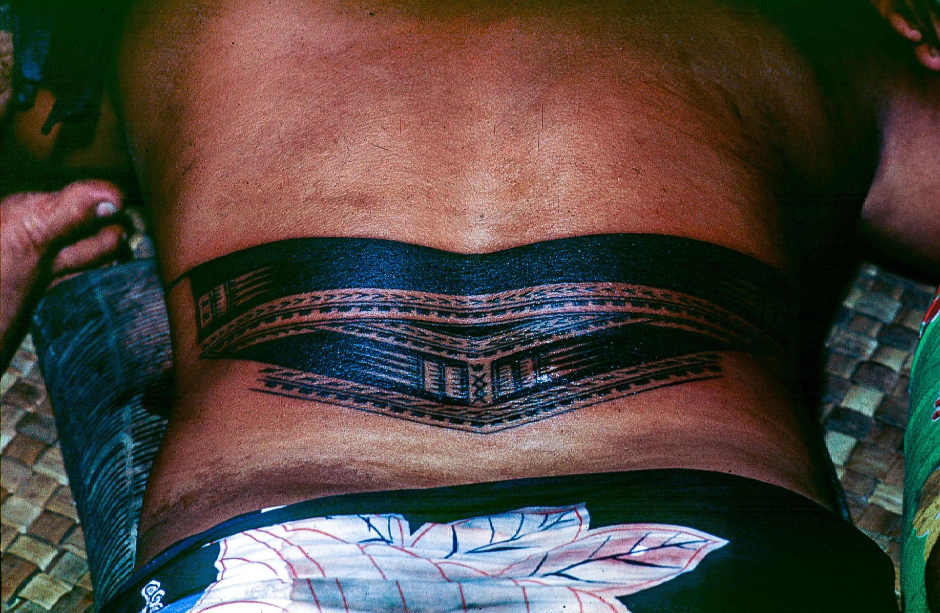 Les tatouages traditionnels sont réalisés avec des lignes géométriques, droites et courbes.