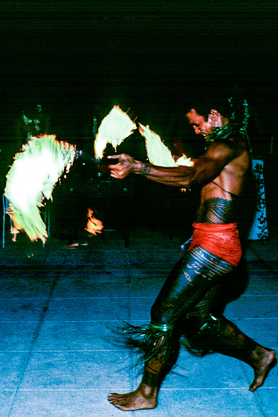 Danseur samoan dont le corps est presque totalement recouvert de tatouages tradionnels.